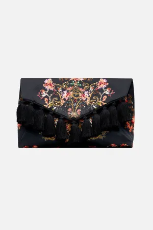 ENVELOPE CLUTCH WITH GUSSET TO CATCH A SPIDER