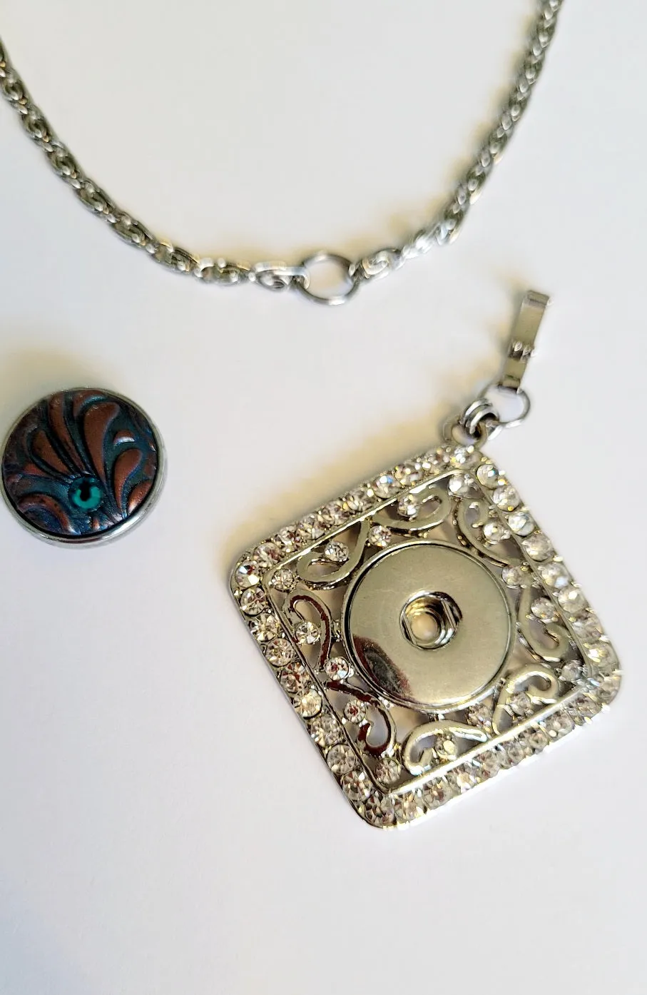 Necklace with detachable pendant and snap