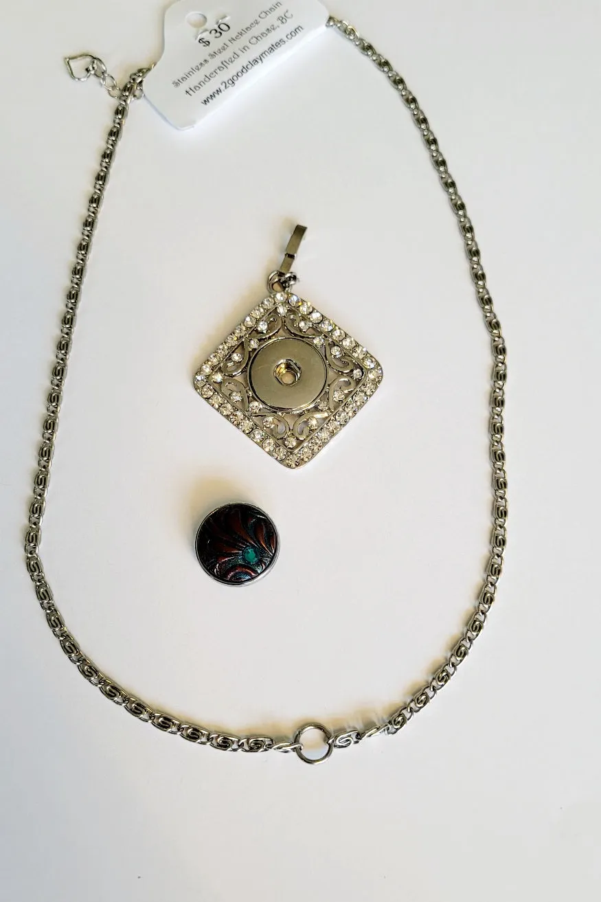 Necklace with detachable pendant and snap