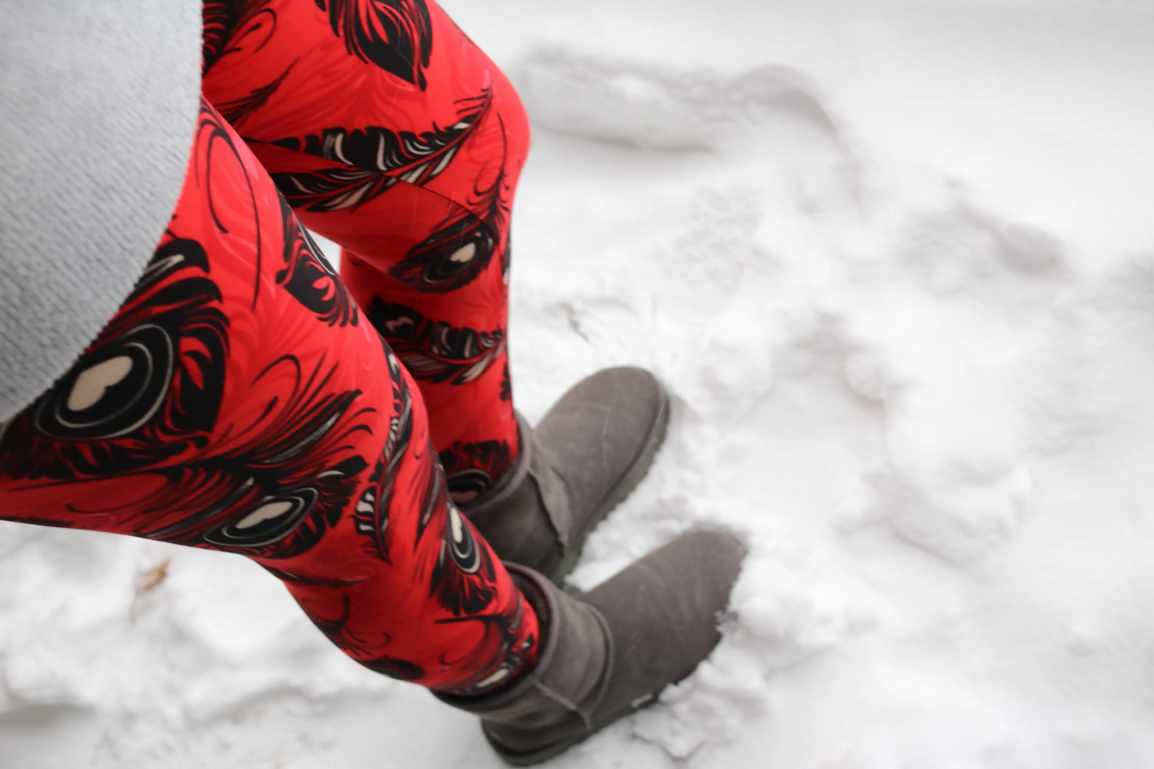 Red Peacock Feathers Print Leggings